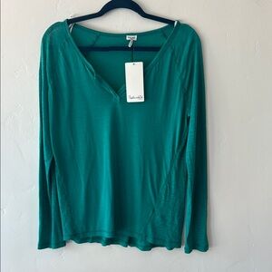 Splendid Green Fitted Blouse with Long Sleeves